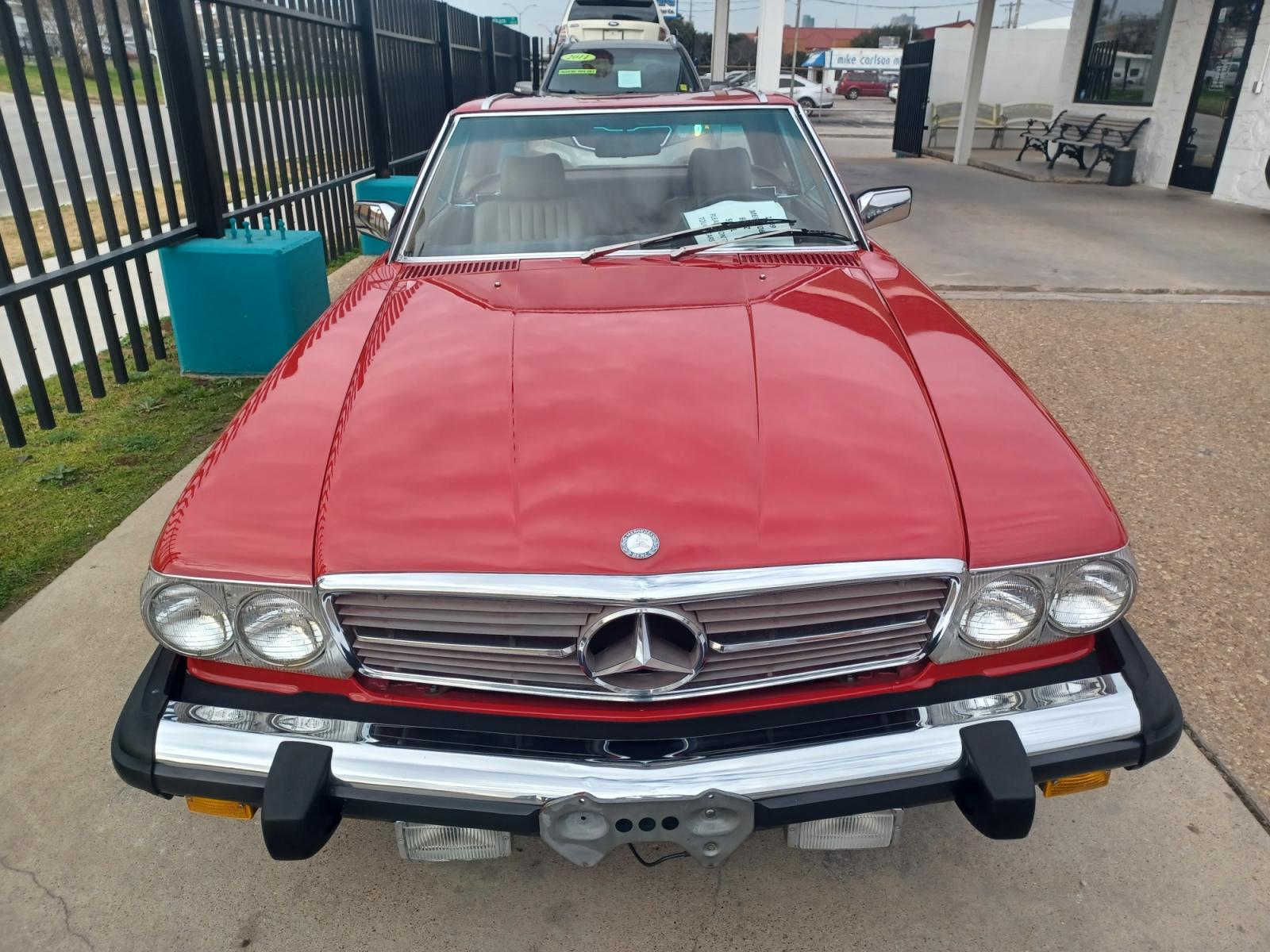 1989 RED /TAN, LEATHER Mercedes-Benz 560 SL coupe (WDBBA48D2KA) with an 5.6L V8 SOHC 16V engine, 4-Speed Automatic transmission, located at 2001 E. Lancaster, Ft. Worth, 76103, (817) 336-7000, 32.746181, -97.301018 - Photo #3